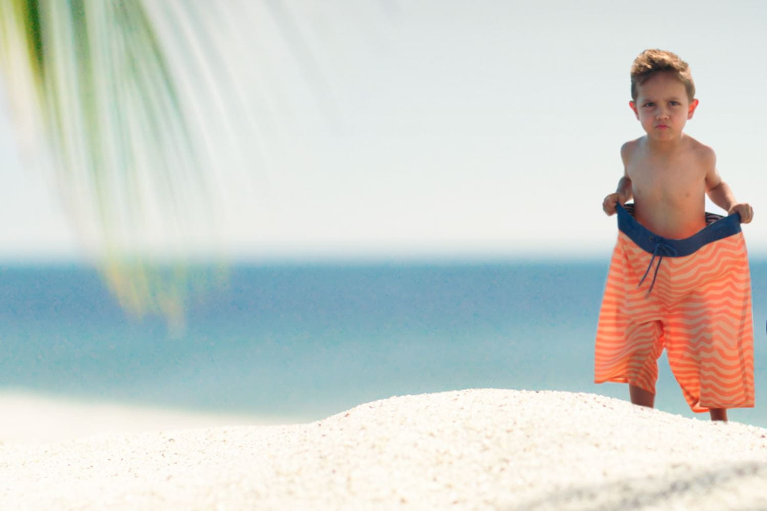 Criança a brincar na praia