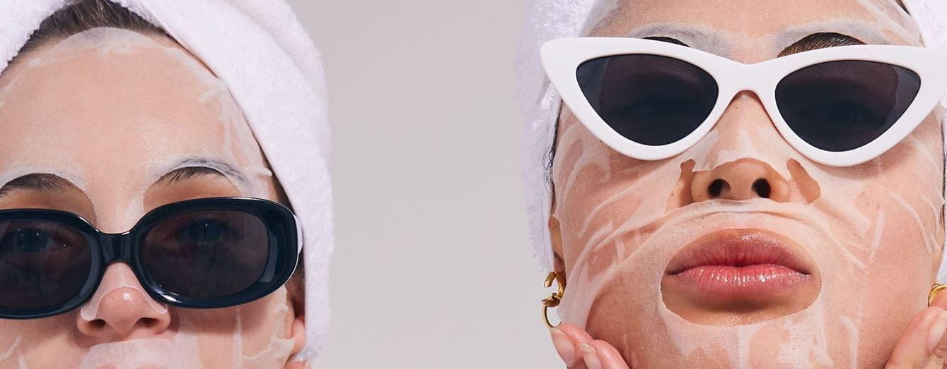 mulheres com máscaras faciais