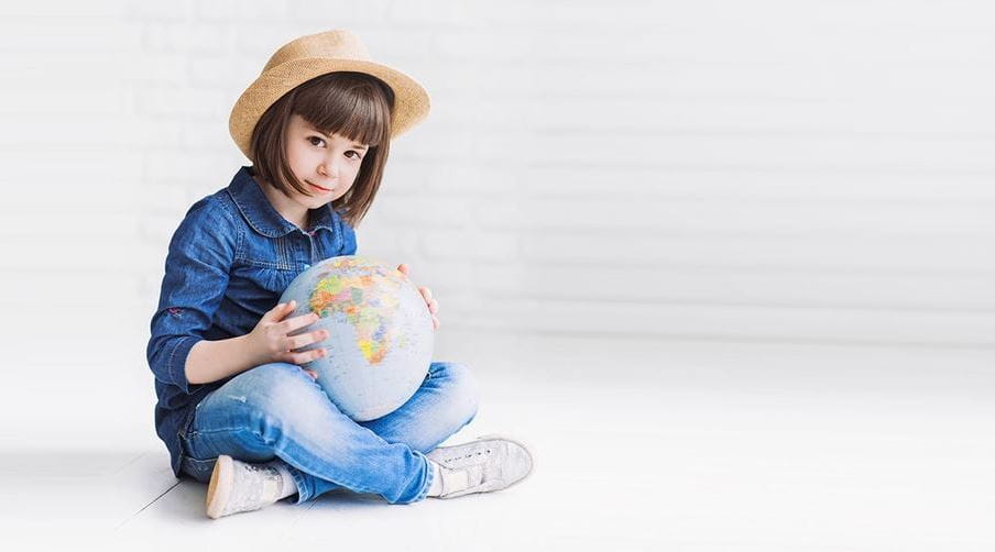 menina a segurar um globo