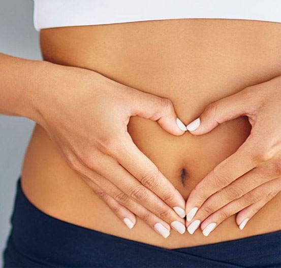mulher a fazer coração na barriga
