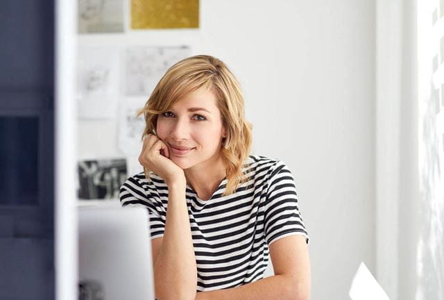 mulher sentada no escritório