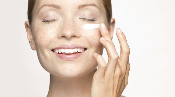 mulher com pele bonita a sorrir