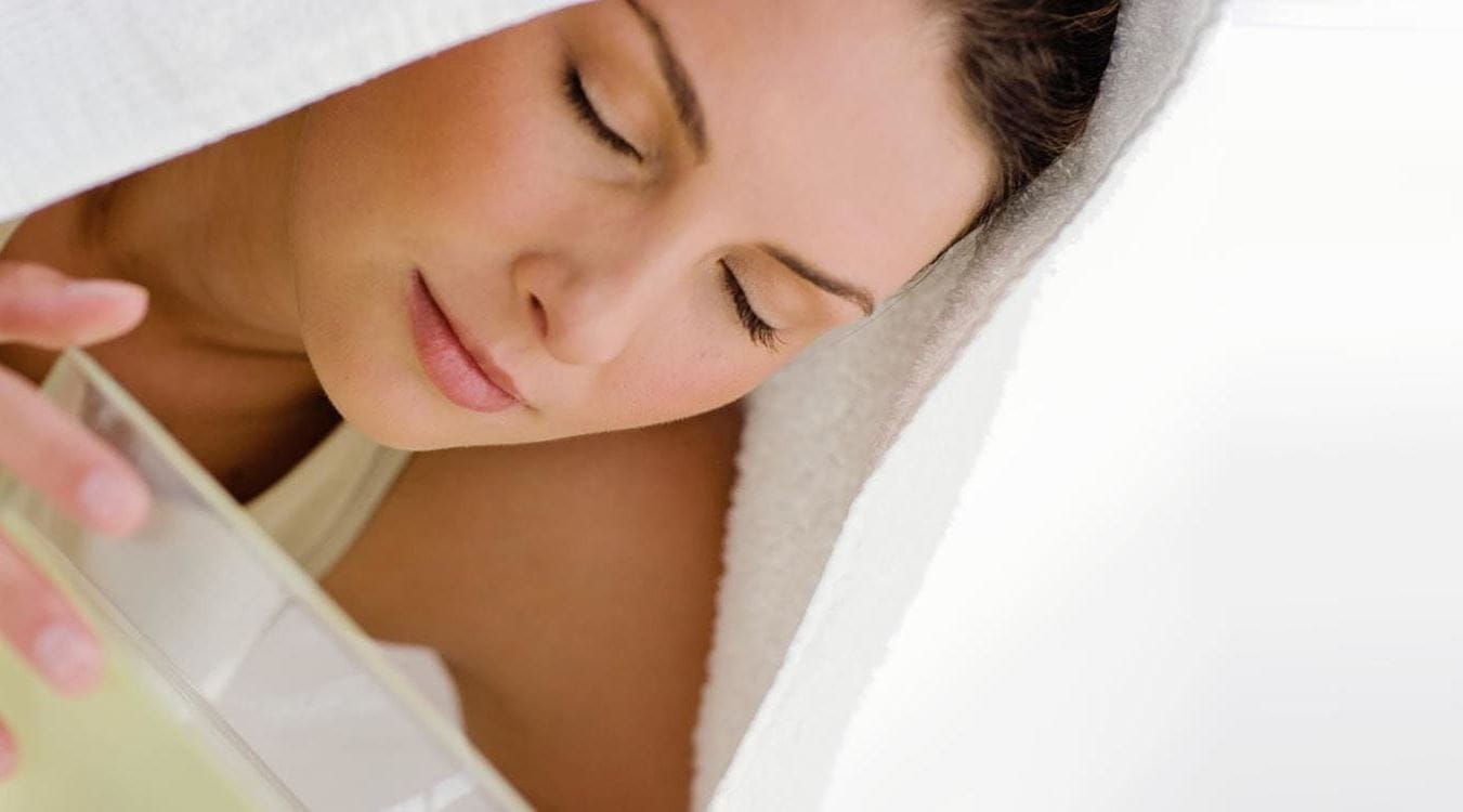 mulher a tomar banho de valor