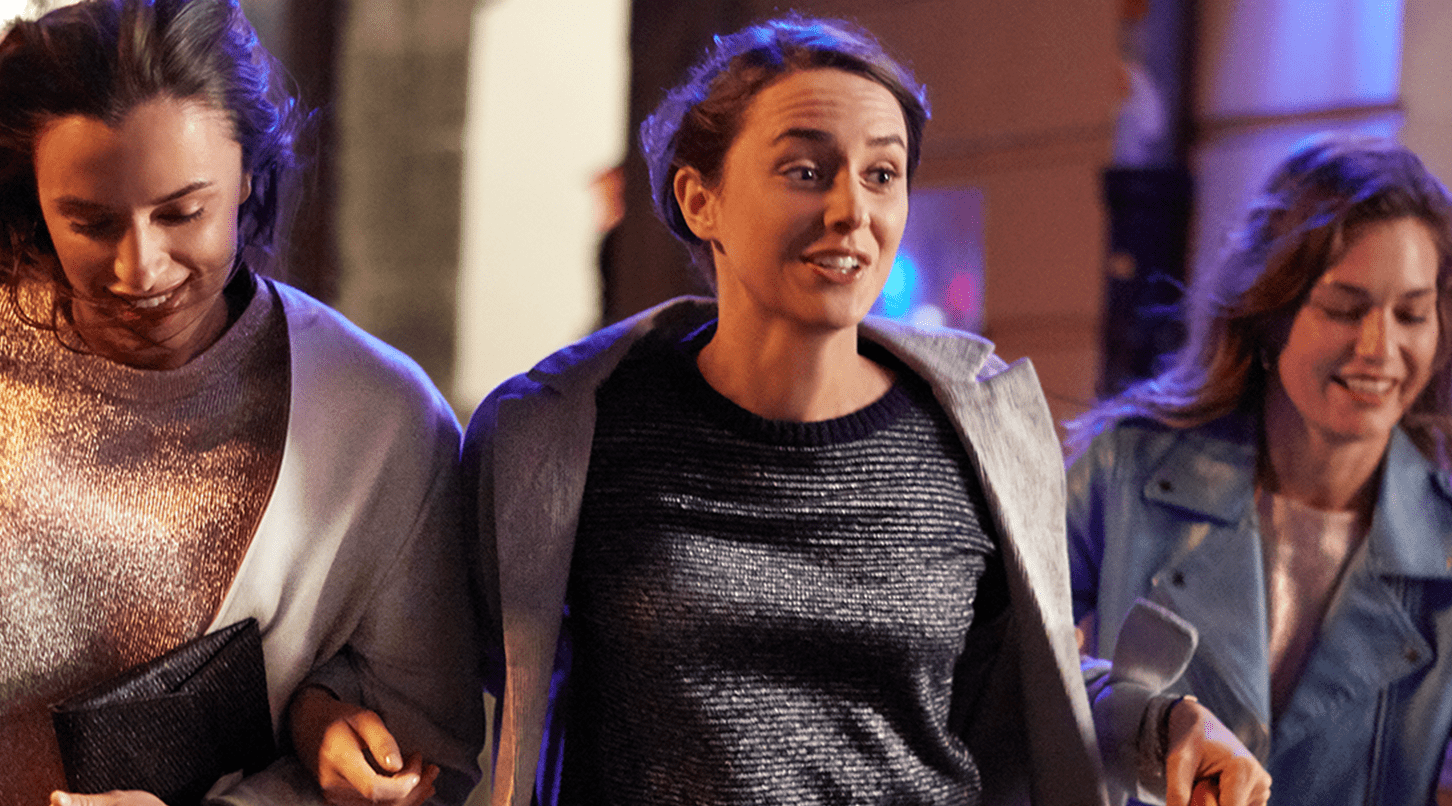 jovens numa saída à noite