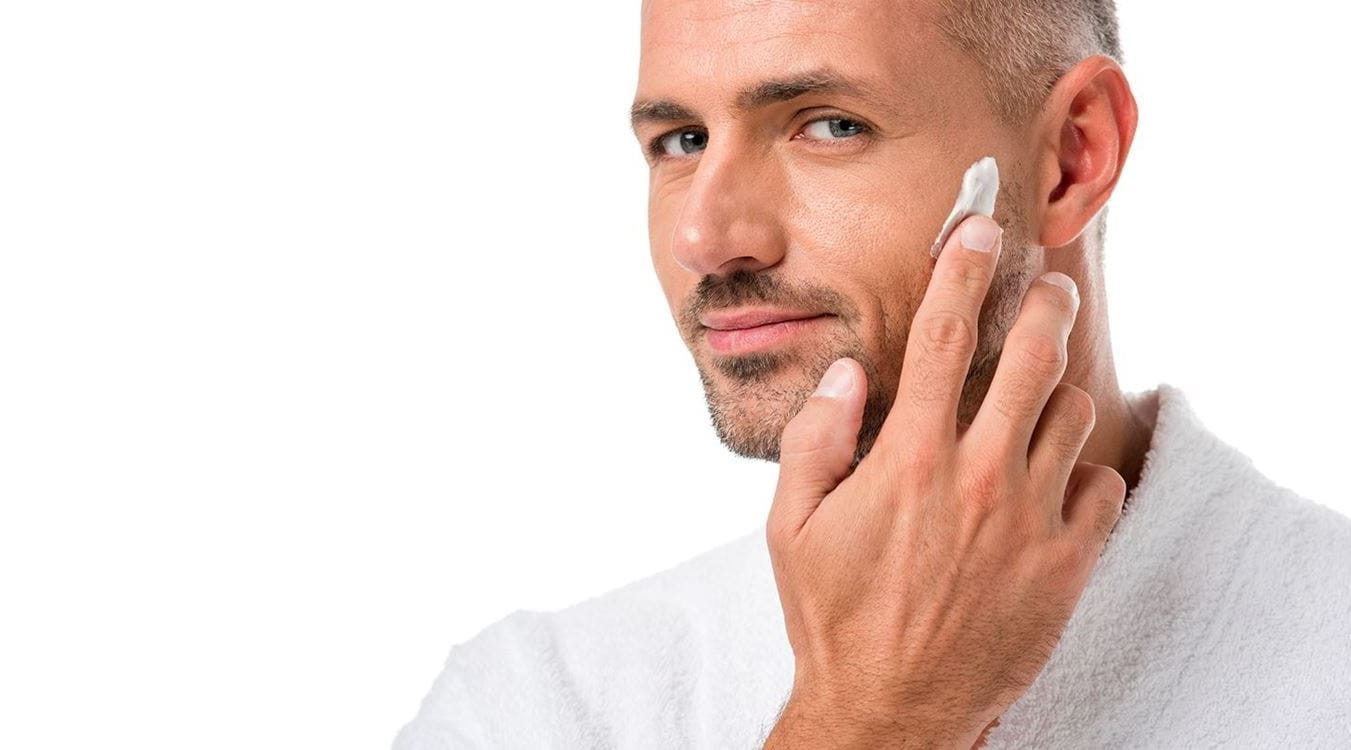 homem a colocar creme para combater as rugas