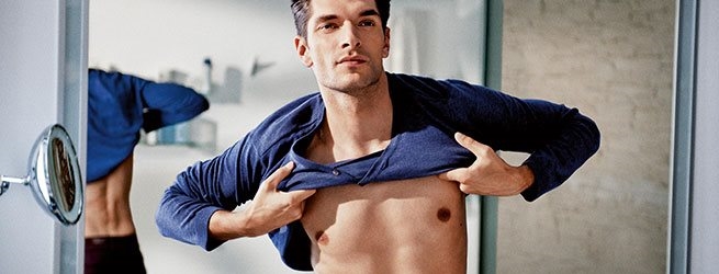 Homem a vestir uma blusa