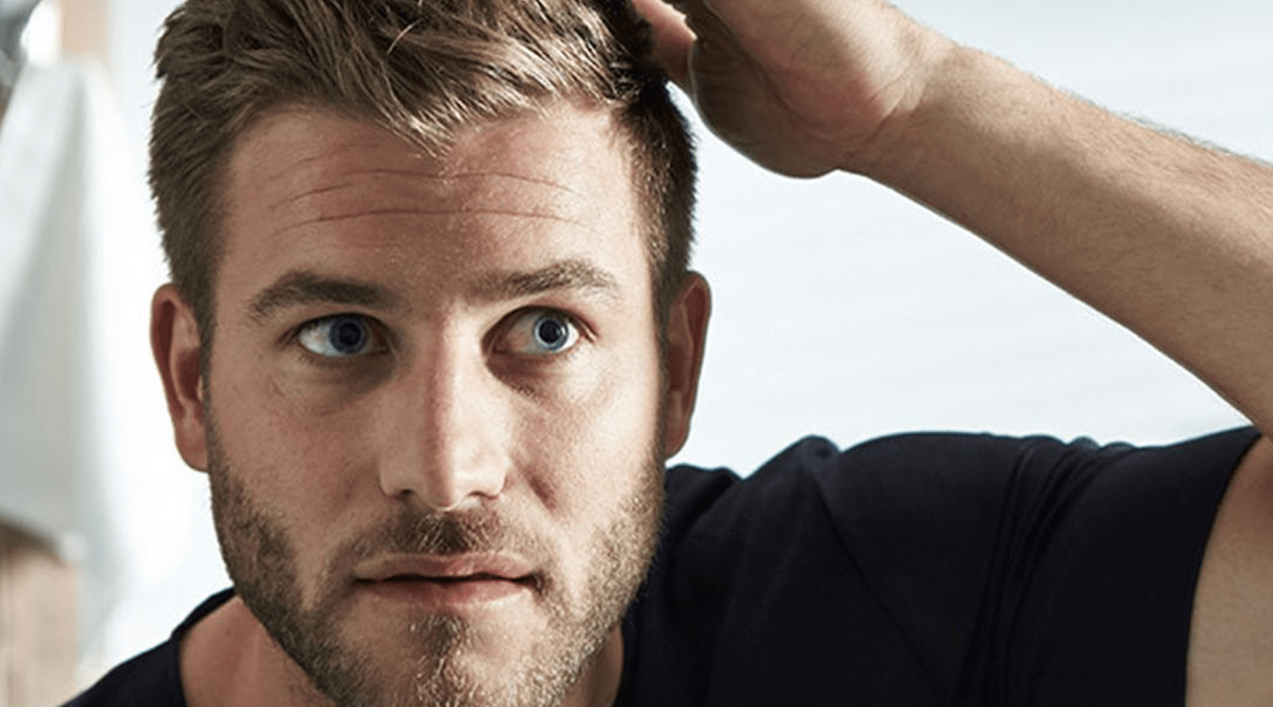 homem a fazer a barba