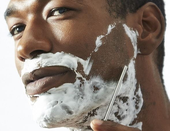 homem a fazer a barba