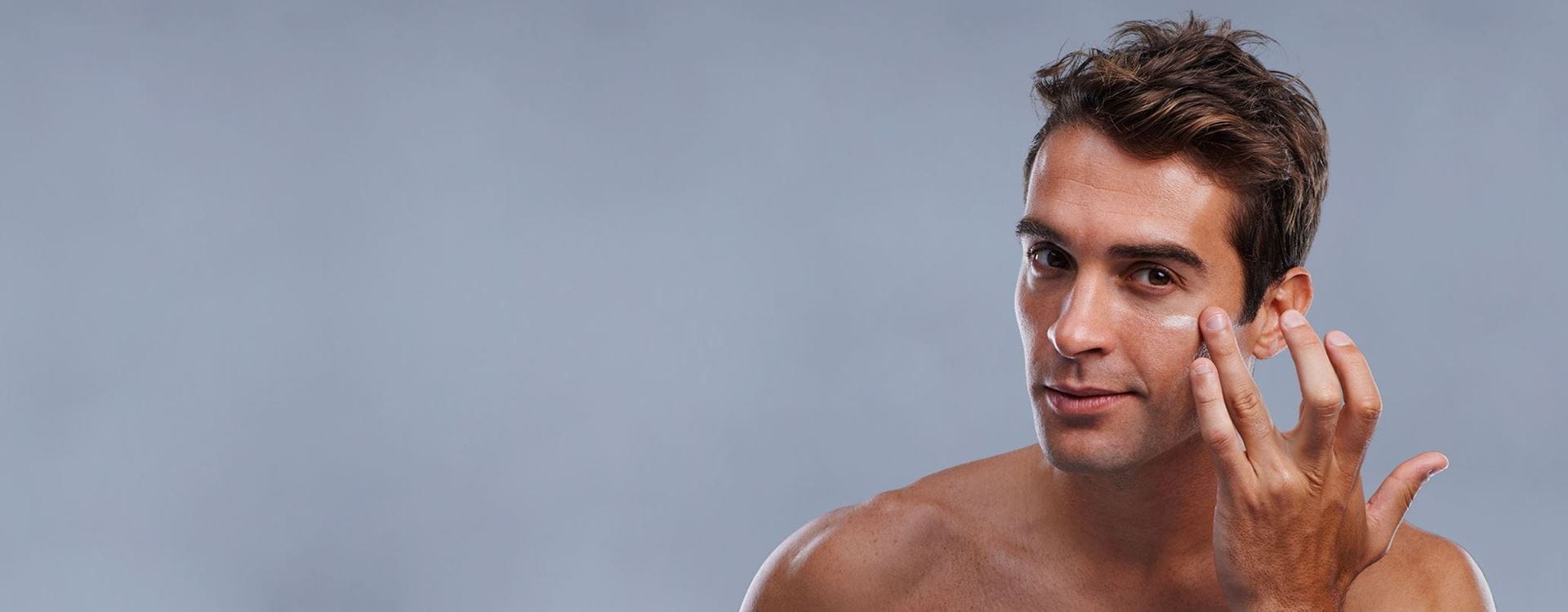 Homem a aplicar creme