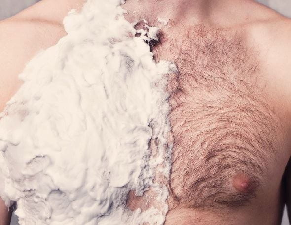 homem com pelos no peito