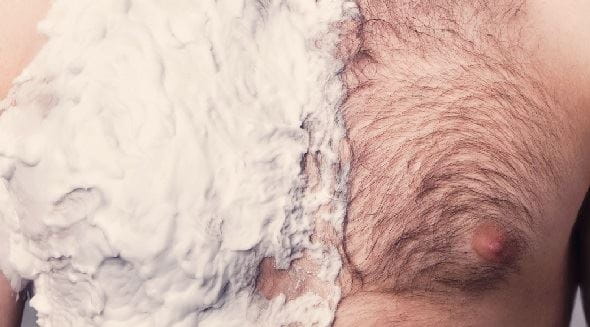 homem com pelos no peito