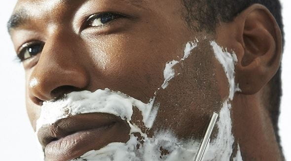 Homem a barbear com espuma