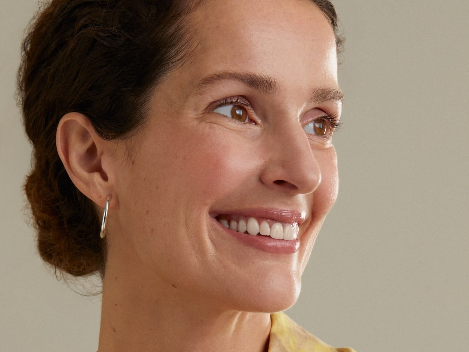 Женщина улыбается