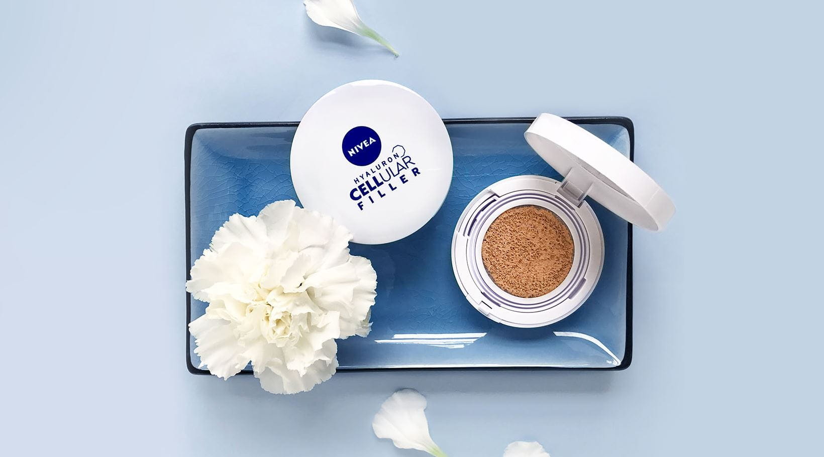 Ošetrujúci tónovací krém v hubke 3v1