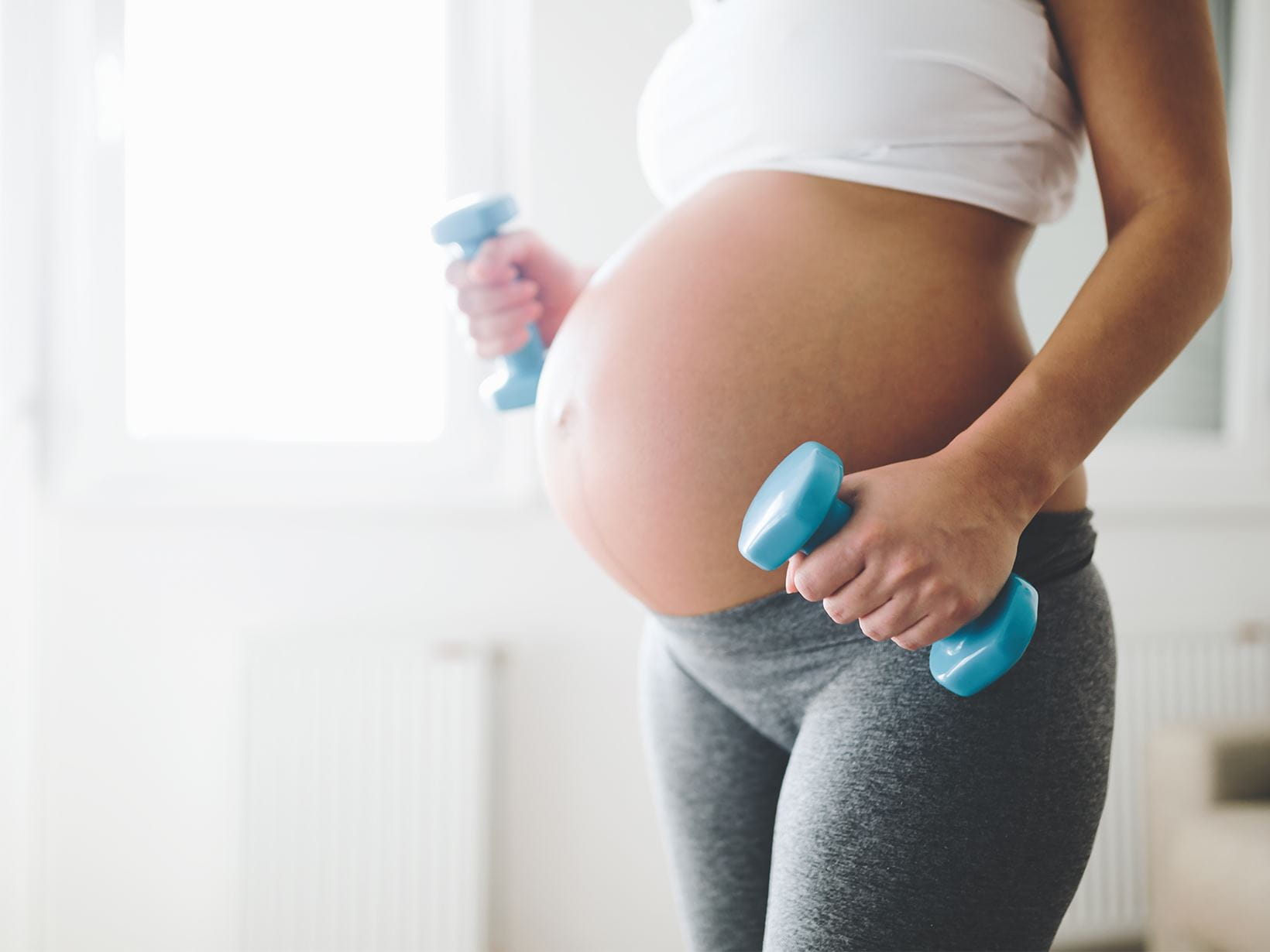 cvičenie s fitness činkami
