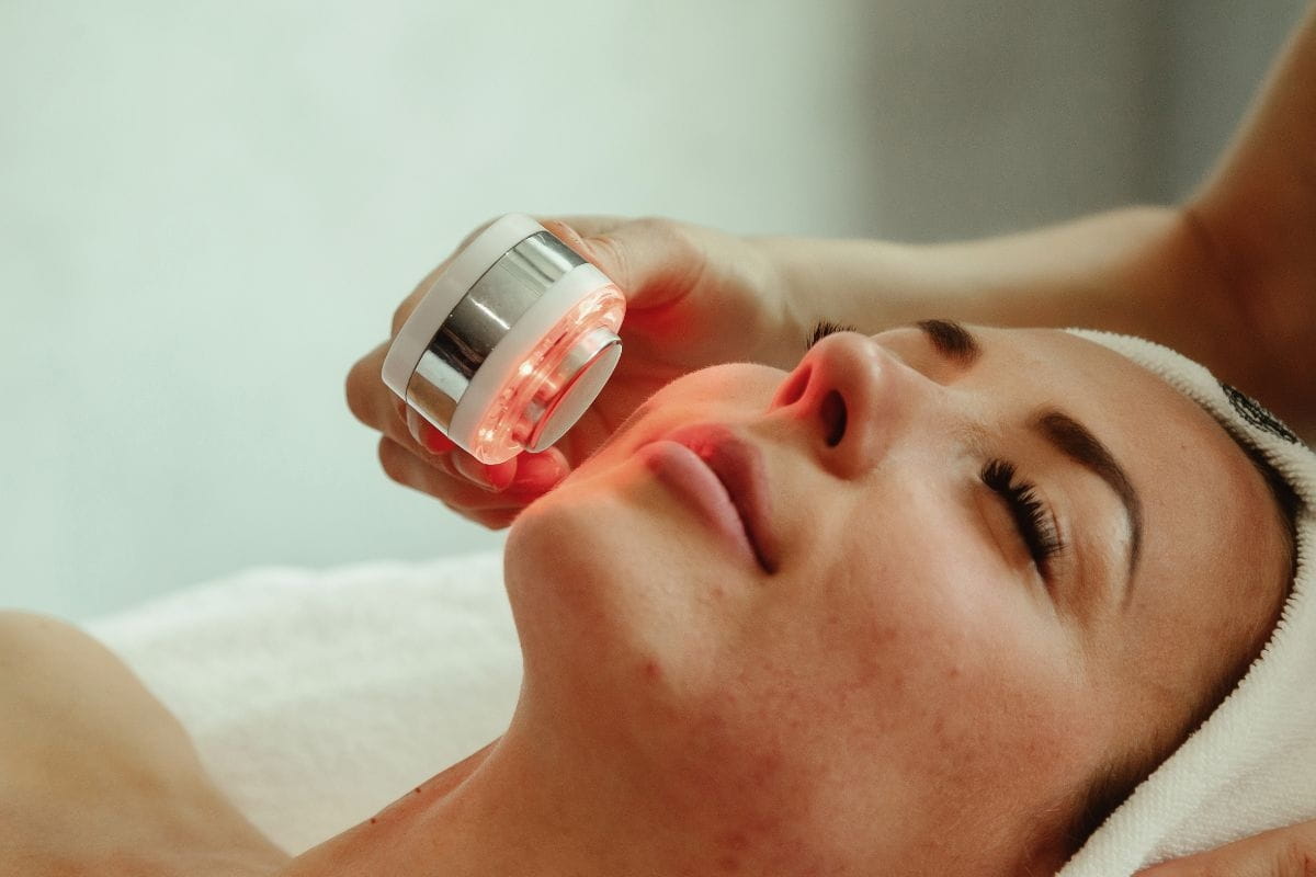 การบำบัดด้วยแสง LED (LED Light Therapy)