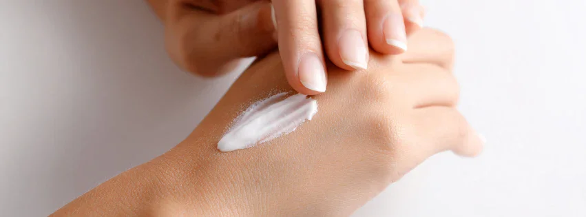 วิธีรักษาและดูแล มือแห้งลอก แตกให้กลับมาเนียนนุ่มชุ่มชื้น