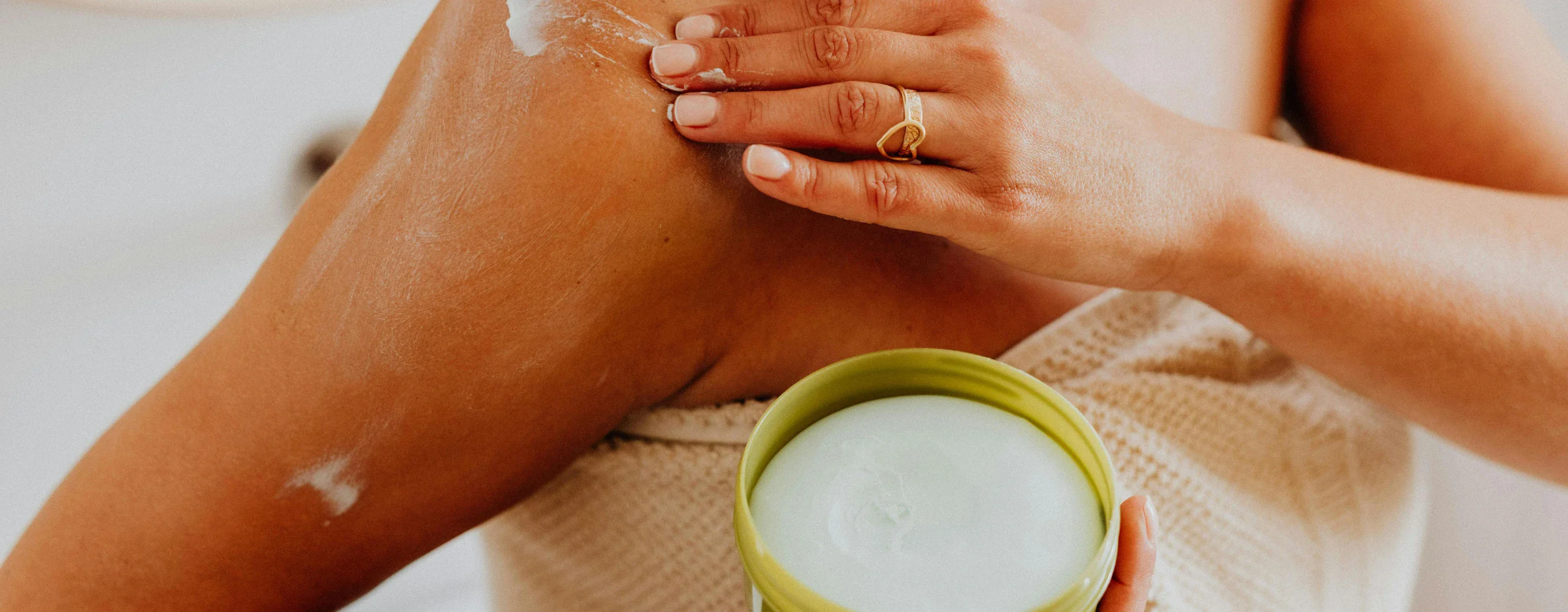 สีผิวไม่เท่ากัน ไม่สม่ำเสมอ เกิดจากอะไรได้บ้าง ? แก้ไขอย่างไงให้ผิวกลับมาเรียบเนียน