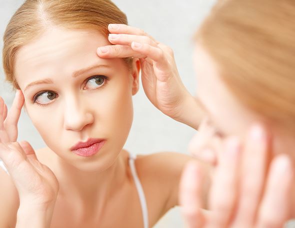 ผู้หญิงกังวลเรื่องริ้วรอยบนใบหน้า