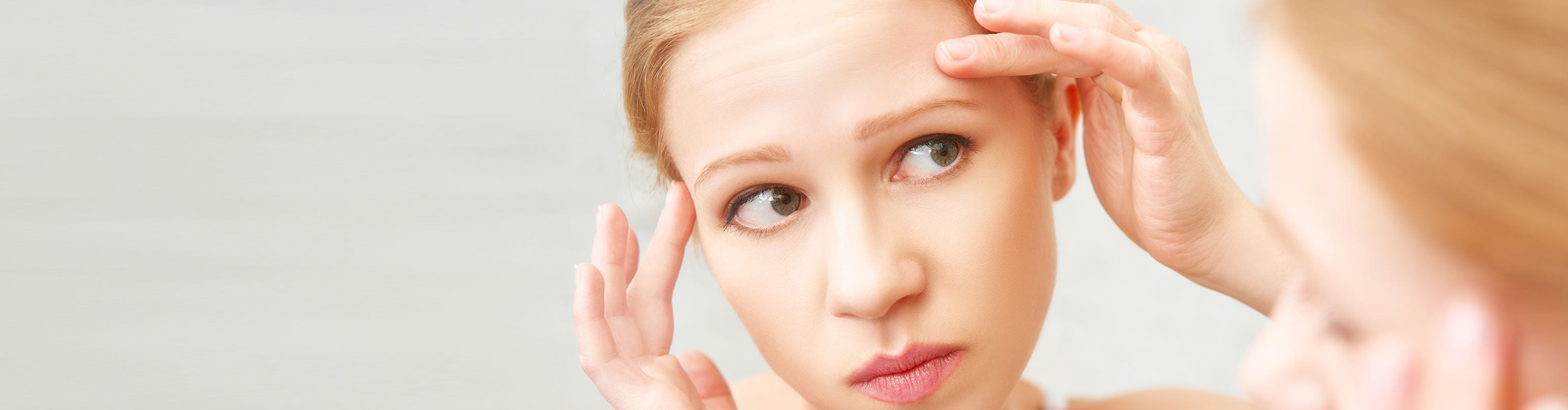 ผู้หญิงกังวลเรื่องริ้วรอยบนใบหน้า