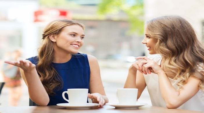 สาวๆ พูดคุยกันเรื่องการดูแลผิว