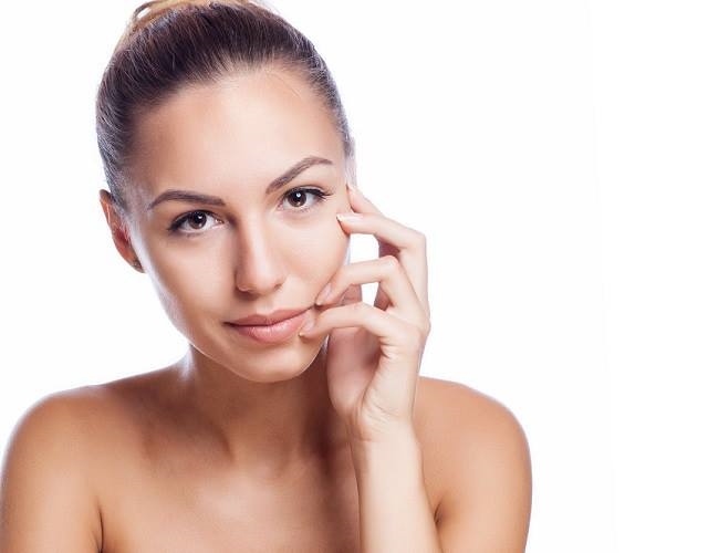 mulher com rosto hidratado