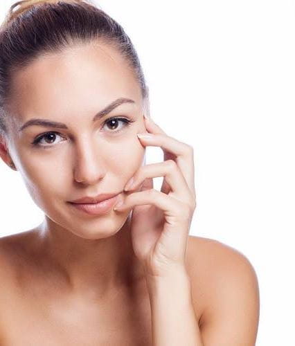 mulher com rosto hidratado